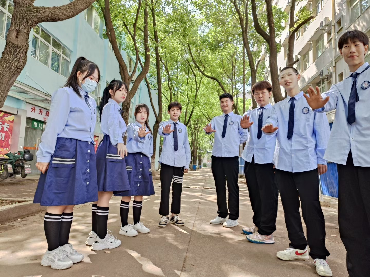 <b>武汉高新职业技术学校视频展示</b>