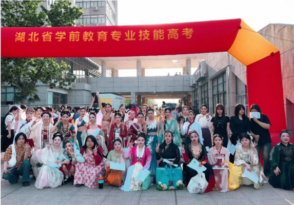 武汉高新职业技术校学子奔赴技能高考战场！22幼教生的高光时刻